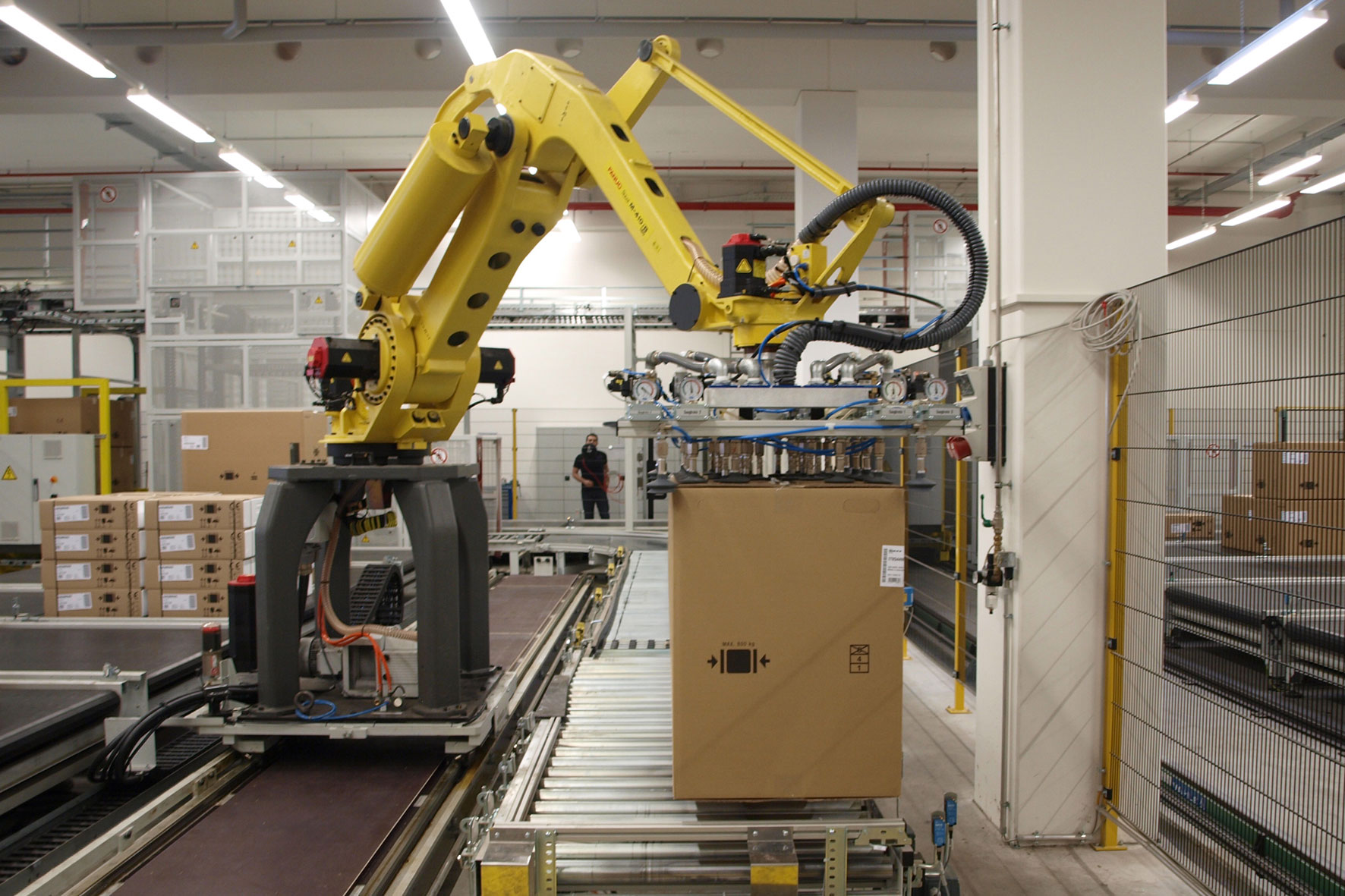 Material handling. Робот укладчик формирователь коробов. Промышленные роботы. Робот манипулятор на складе. Промышленный манипулятор.