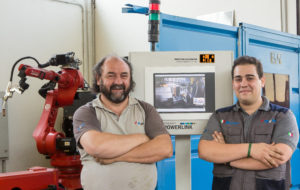 Raul Marchetti (a sinistra) e Mariano Marchetti (a destra) di MgM Robotics. La collaborazione tra MgM Robotics e B&R è cresciuta nel tempo in modo naturale grazie al comune obiettivo di offrire la soluzione migliore in ogni situazione. 