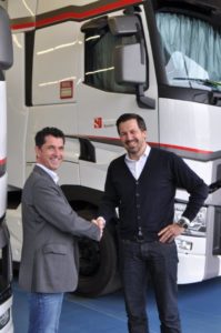 Alex Sauber, direttore Marketing di Sauber F1, e Jens Karolyi, Vice Presidente Corporate Marketing di Interroll, si congratulano per il proseguimento della collaborazione. 