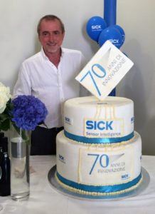 Didascalia immagine: L’ing. Giovanni Gatto, Managing Director di SICK S.p.A. durante i festeggiamenti della filiale italiana.