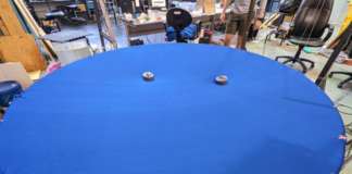 Due piccoli robot si muovono su una superficie elastica simile a un trampolino