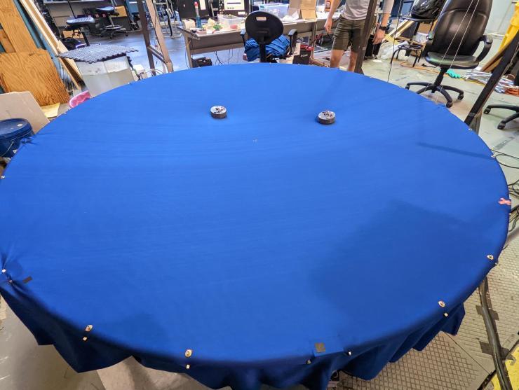 Due piccoli robot si muovono su una superficie elastica simile a un trampolino